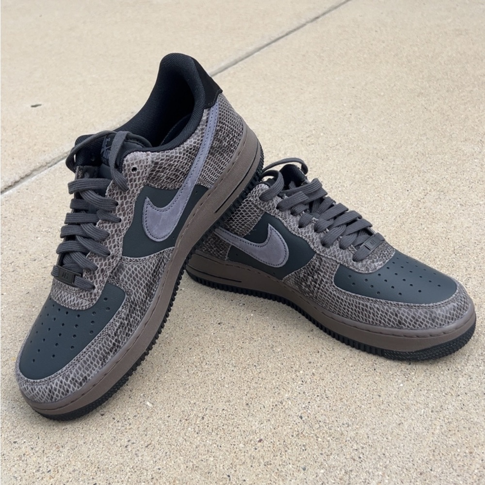 Nike Black and Gray Patterned Sneakers